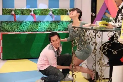 激吻露点舔脚吮母乳 综艺节目出位无下限