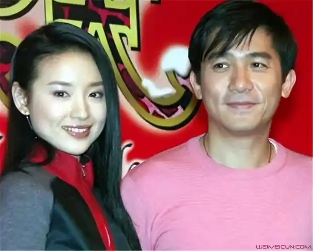 这部剧中,董洁结识了梁朝伟,接着就有了与梁朝伟谈恋爱的绯闻传出.