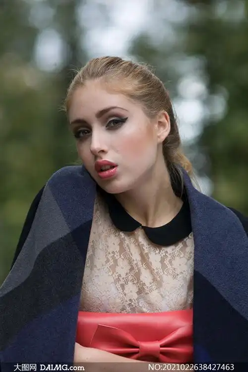 浓妆打扮欧美人物外景摄影原片素材