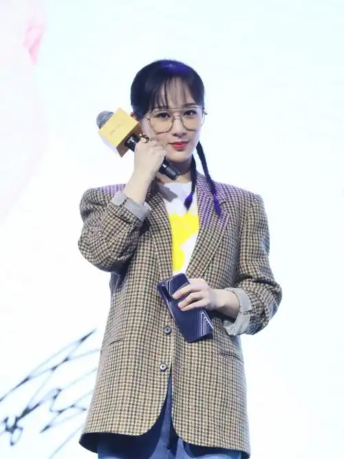 杨紫新造型上线格子西装搭配金边眼镜改走酷帅风