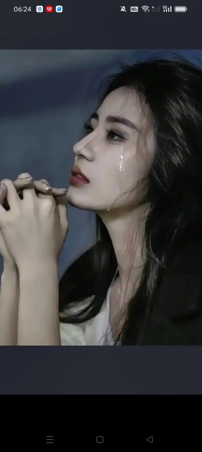 笑着不让眼泪掉下来,却努力在控制自己的情绪,但还是忍不住想哭,哭着