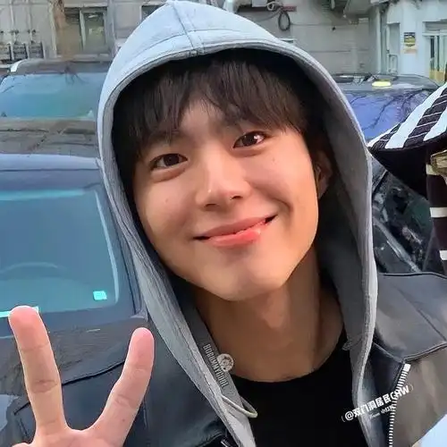 朴宝剑头像生活照2