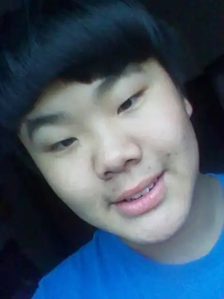 这一现象在社交媒体时代尤为突出,人们热衷于自拍和分