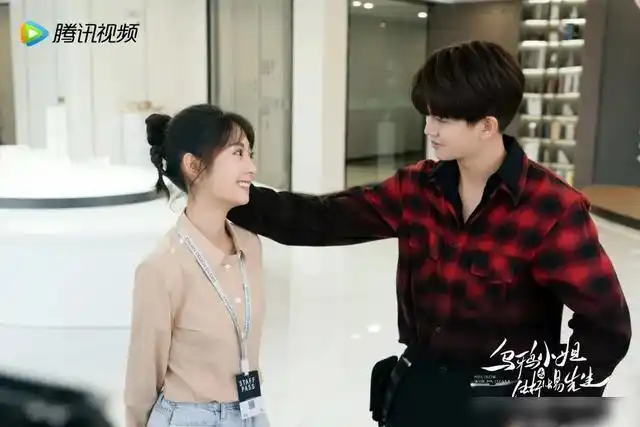 任嘉伦与邢菲拍初夏大片牵手散步又深情依偎满屏都是恋爱气息