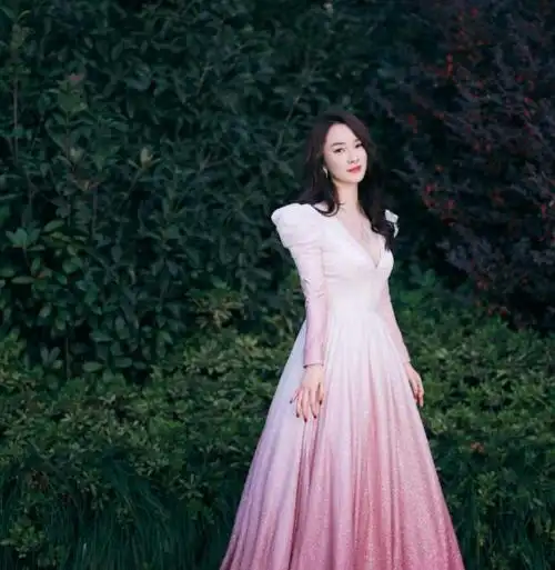 霍思燕真给杜江长脸身穿渐变色v领长裙温婉优雅又美成小姑娘