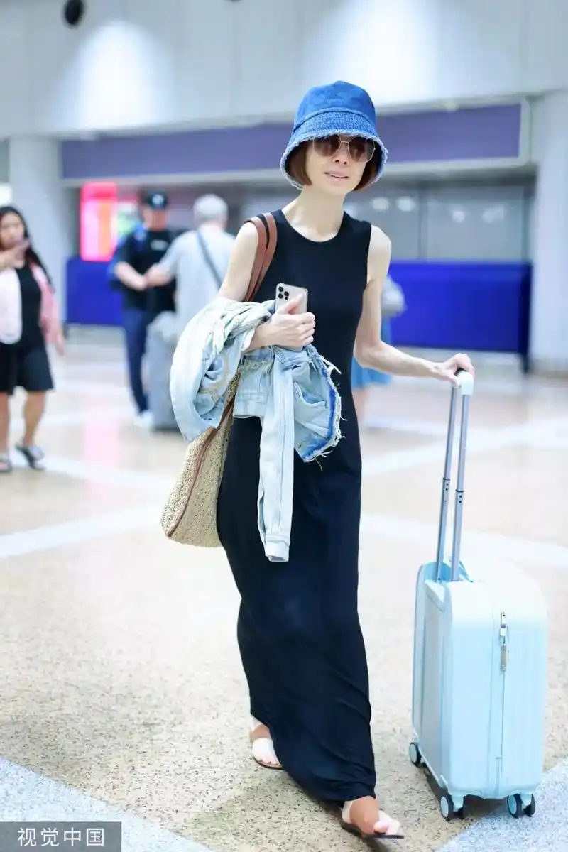 主持人陈鲁豫穿黑色长裙现身机场真的太瘦了.