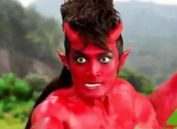 在傅艺伟版《封神榜》中,朱伟忠饰演的雷震子,蓝色的脸,金黄色的头发