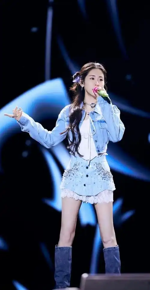 张碧晨 高清明星图集更新,张碧晨短裙套装穿搭美照来啦