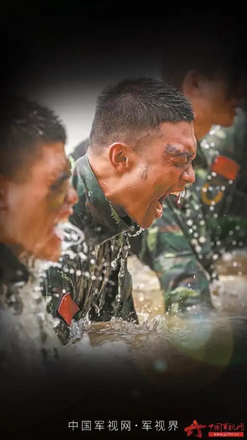 近日,武警部队多个支队的特战精英展开实兵实装演练