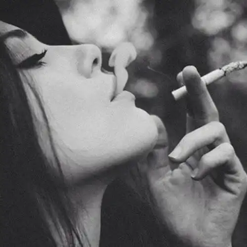 颓废吸烟的女人头像