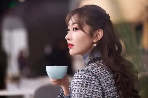 而除此之外,目前由宣璐主演的都市甜宠剧《奈何boss又如何》也在热拍