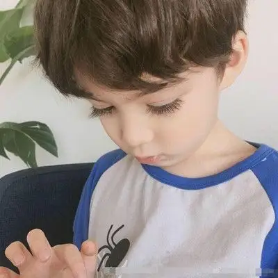 小宝宝有着圆圆的脸蛋,大眼睛长睫毛.又萌又q似小天使.