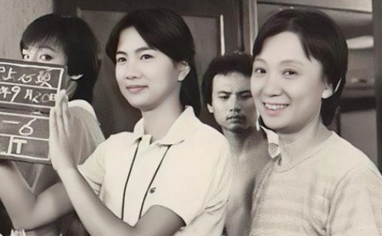 琼瑶御用女导演一屋两妻维持45年如此畸形的爱情