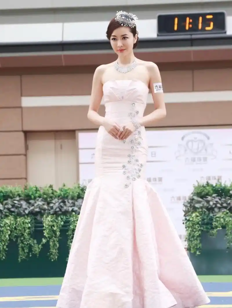 熊黛林出席活动,礼服穿得好紧不勒吗?网友:上围都凸显不出来!