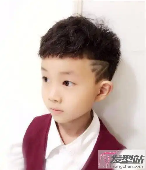 10后男童发型非常流行的铲青发型设计,刻痕雕刻的搭配,使得瓜子头发型