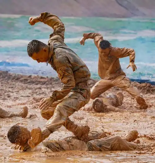 部队泥潭格斗训练