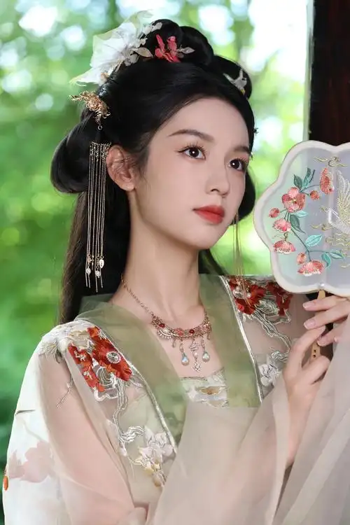 周也穿薄纱古装娇俏可人 手执团扇好温柔