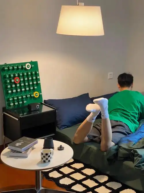 两个男生的家暗色调安全感卧室布置07