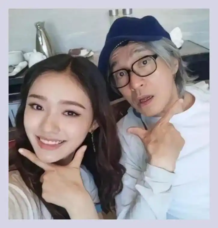 林允连续9年晒照为周星驰庆生!星爷迎来62岁,满头白发引泪目