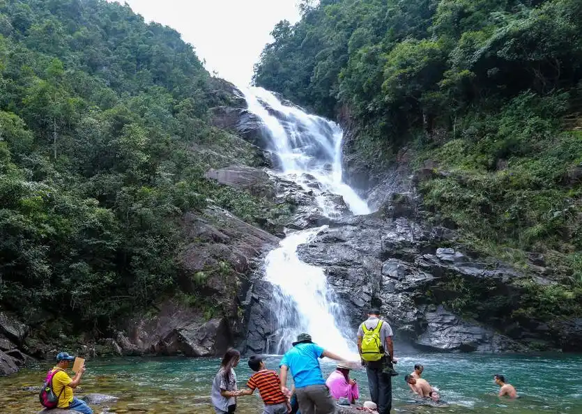 有"岭南第一瀑布"之称的八甲白水瀑布