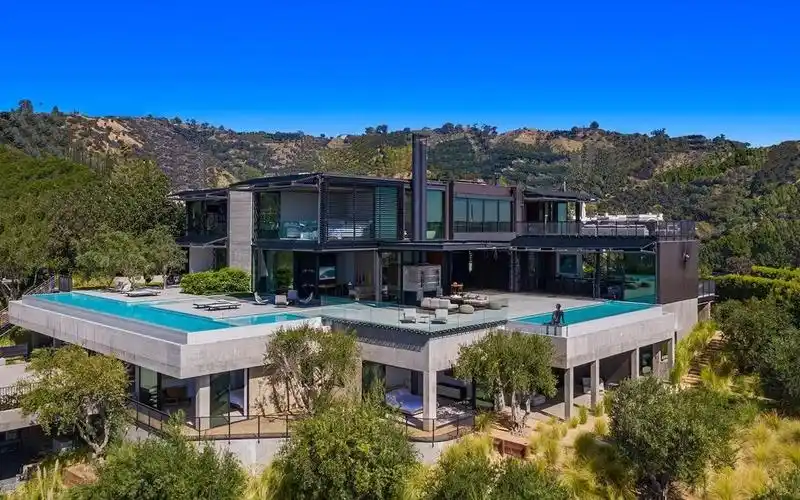 位于洛杉矶的一座有着完美都市景观的现代半山豪宅1301collingwoodpl