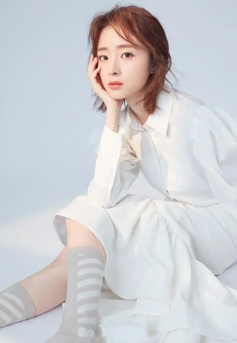 照片中的胡冰卿,妆容清新素雅,棕色系微蓬短发干练中不失可爱,鱼尾