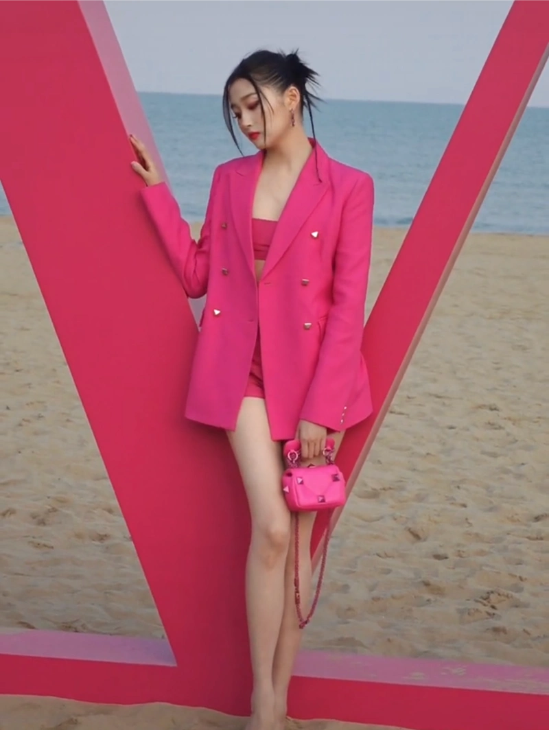 关晓彤穿粉色衣服海边快乐度假,大长腿十分吸引人