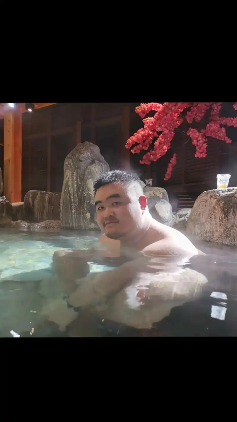 泡温泉偶遇一帅熊.会上去要联系方式嘛?#有肉感的小胖子 #熊 - 抖音