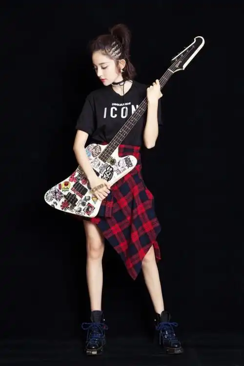 古力娜扎   《缝纫机乐队》里的贝斯手丁建国让人眼前一亮,短发酷帅风