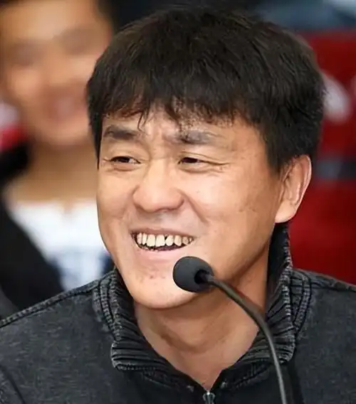 演员何冰为何结婚几十年0绯闻看看妻子是谁就知道了