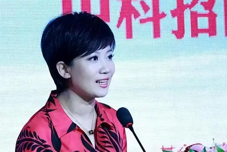 回顾央视主持人王端端嫁给同行丈夫很幸福直播时落泪被质疑