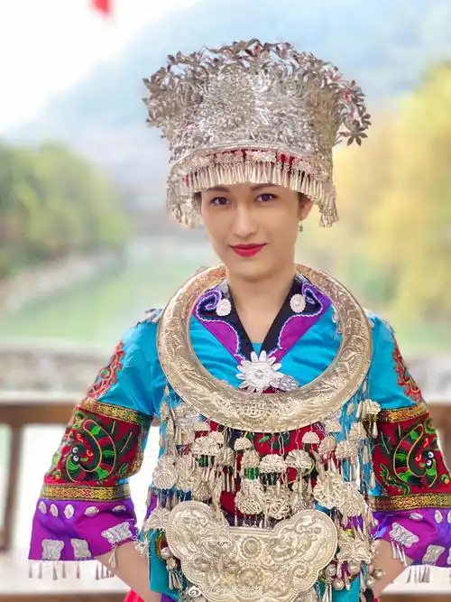 摄影发烧友可开心了,大家在苗寨到处拍着苗族服饰的女孩