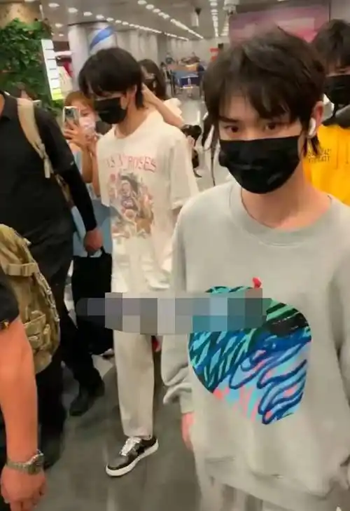 丁程鑫机场被私生撞肩差点摔倒后反应迅速现场拥挤混乱不堪