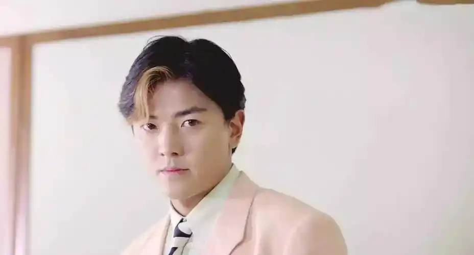 【郑伊健】1976年10月4日 【吴彦祖】1974年9月30日