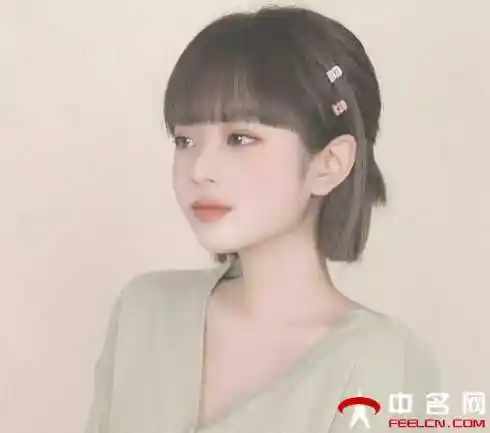 圆脸适合的短发直发发型脸小遮肉又减龄