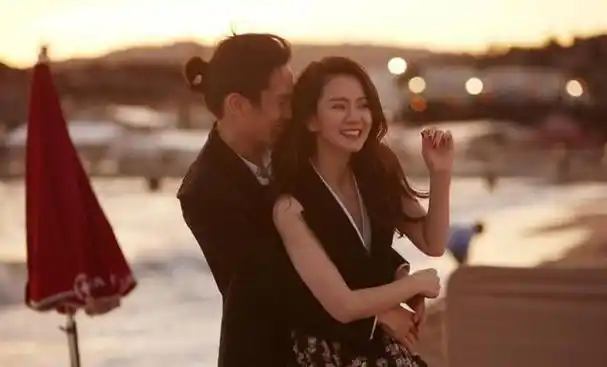 那时,戚薇亦与林子君分手.