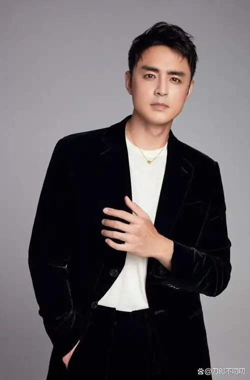 据11月16日消息,大名鼎鼎的演员和明道,凭借出众的外貌和儒家气质