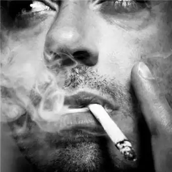 成熟沧桑大叔男人抽烟头像 黑白