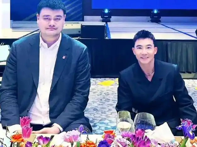 刘畊宏与姚明邻座吃饭两个人体型差很多吃的食物分量却差不多