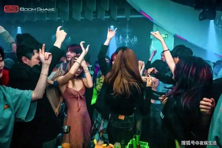 杭州boomshake酒吧地处于杭州的黄金地段嘉里中心,这使boomshake占尽