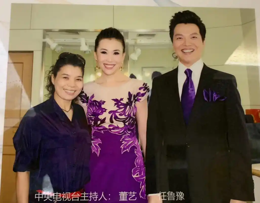 第一张图 8年前在中央电视台和任鲁豫老师留念合影,时间过得太 - 抖音