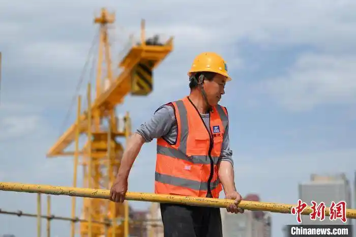 7月10日,在呼和浩特市中建三局一处建筑工地上,企业为工人送绿豆汤