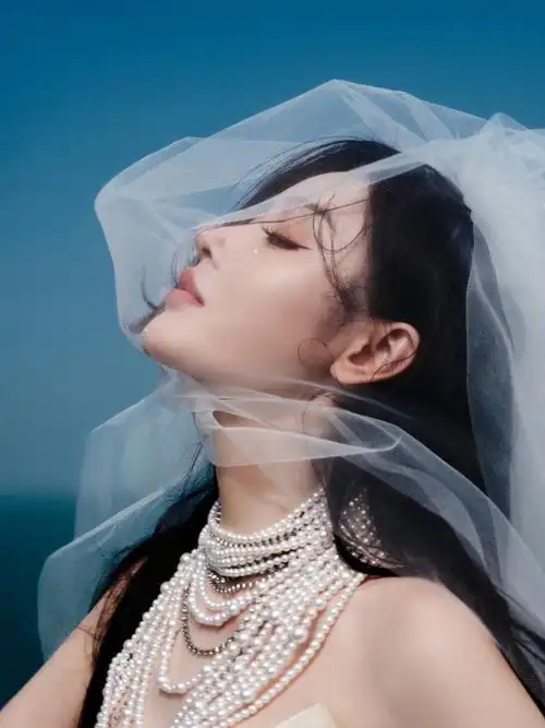 张天爱婚纱造型开机车女神气质浪漫又炫酷