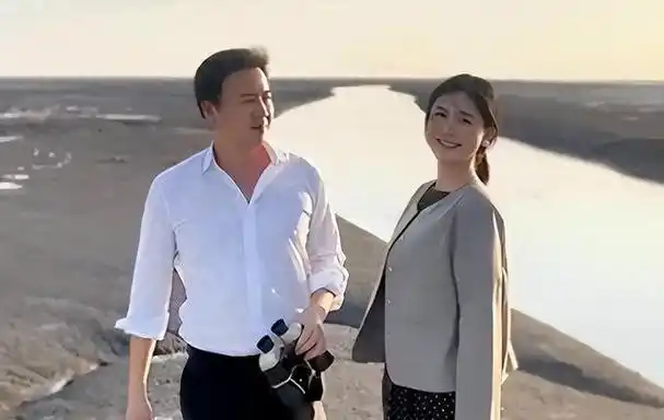 赖文峰出狱后近况曝光,娶小23岁年轻娇妻,素颜照完胜