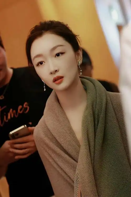 周冬雨,作为一位中国内地影视女演员,以其独特的魅力和精湛的演技赢得