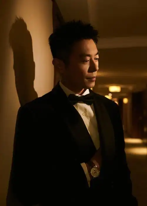 演员@朱亚文选戴@浪琴表经典复刻系列军旗腕表,出席#第十八届中国长春