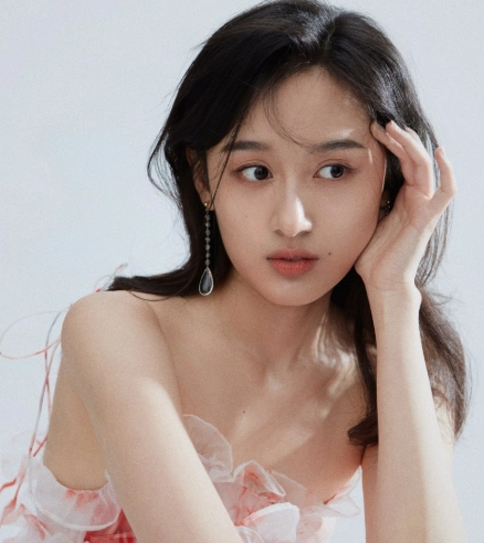 李源冰多大哪里人|李源冰锁骨美胸写真|李源冰口红
