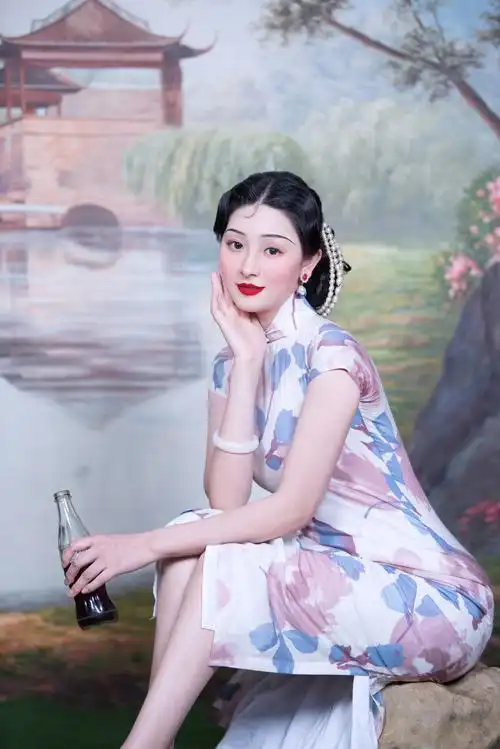 喝可乐在民国也是一种摩登生活的标志,在画报中常有旗袍画报美人手拿