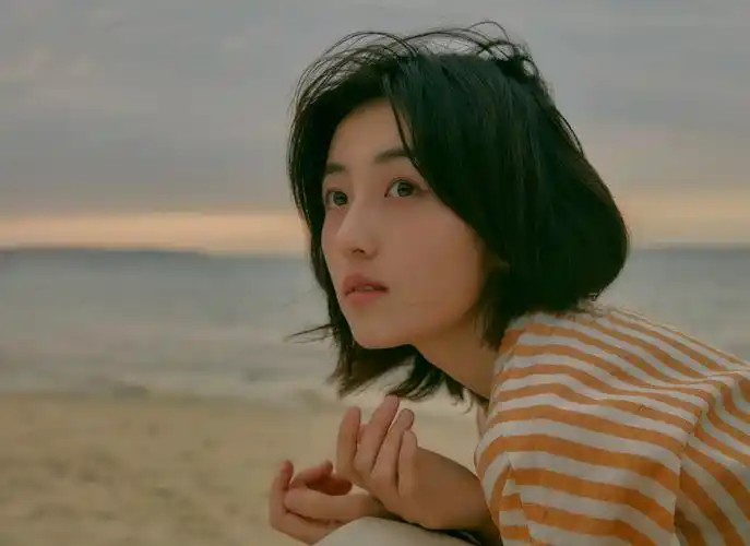 张子枫日落写真沙滩落日少年感绝了明星美女图片