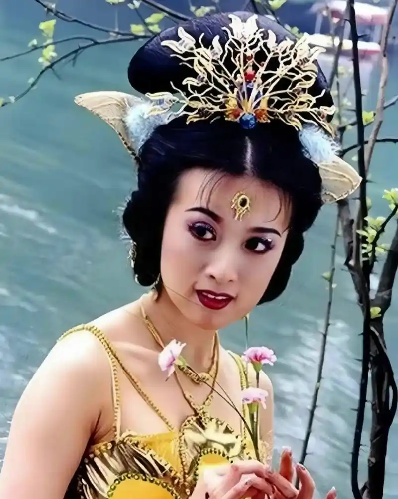 金巧巧年轻时确实很美,当时的孔雀公主惊艳众人.